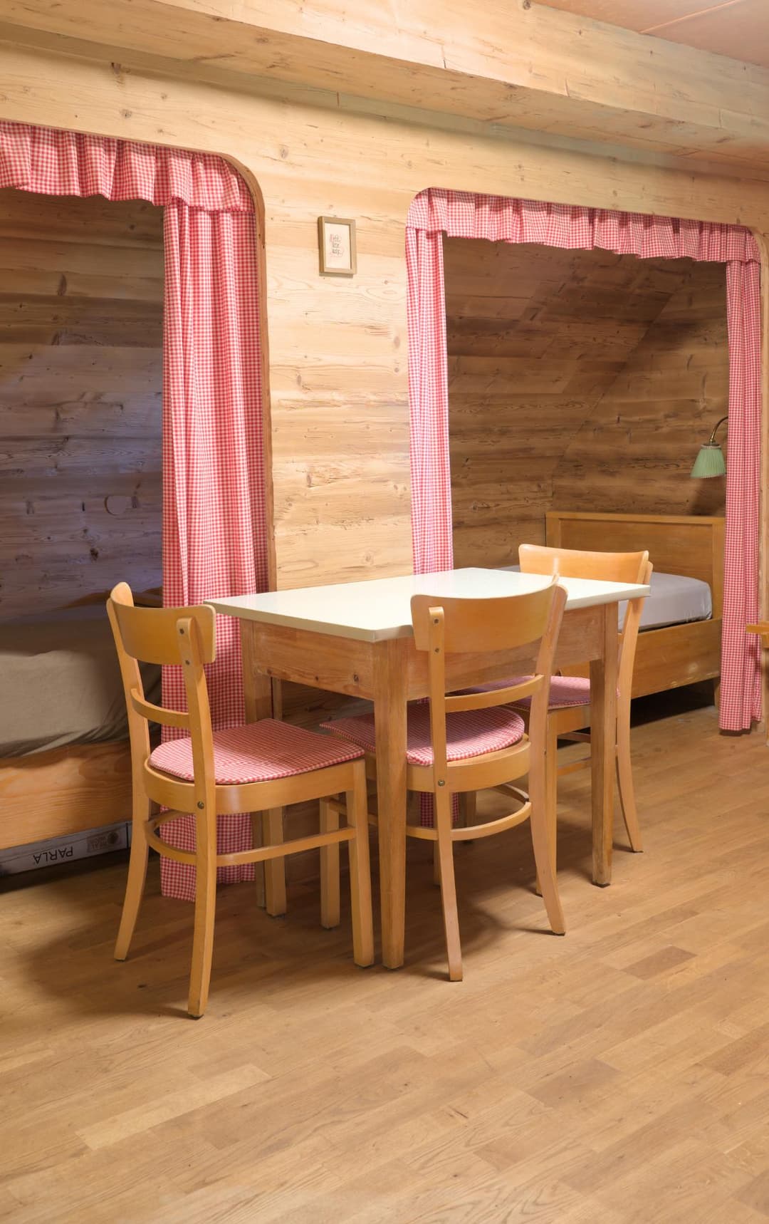 Holztisch mit 3 Stühlen vor Bett
