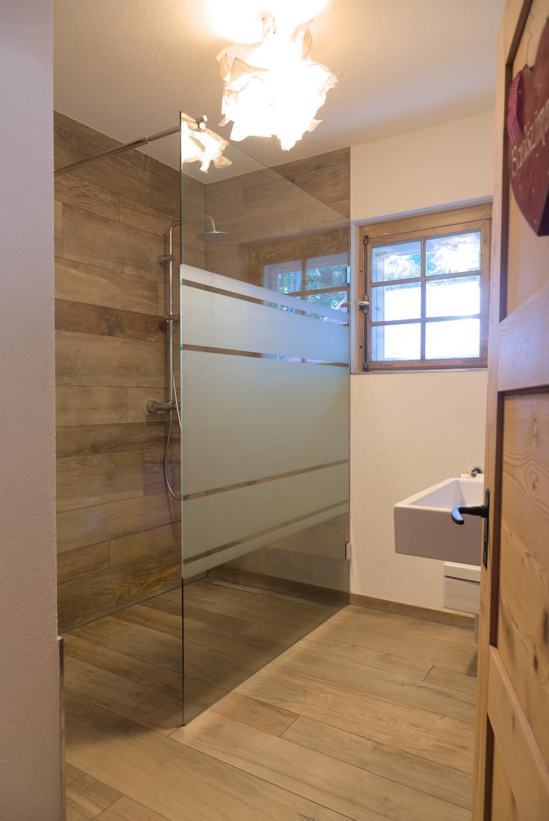 Moderne Dusche mit Glastrennung und Fliesenfußboden