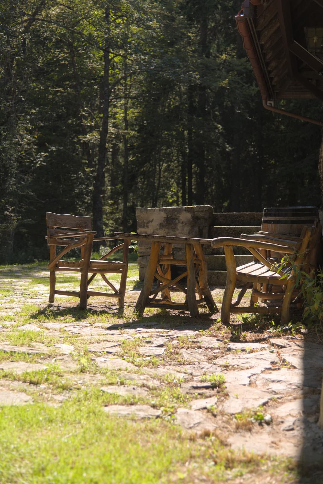 Gartenmöbel aus Holz vor der Hütte